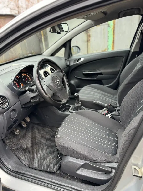 Продаю opel corsa d 2008 1.4 механика. пробег 207.000 машина в хорошем состоянии. масло фильтра поменяны. передние стеклоподъемники, элетро регулировка зеркал. двухдиновая магнитола. кондиционер. по технической части в отличном состоянии. нареканий к мотору и коробки нет. салон в хорошем состоянии. не гнилая, дно пopоги cтaканы целые ! юридически чистая. цена 380.000 торг у капота!! машина находится в донецке. +79493161605 - фотография - 5