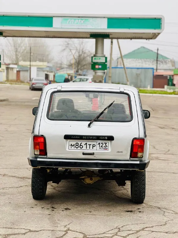 Продам ваз 2121 нива инжектор год выпуска 2003 цена 285 000 р торг в отличном состоянии коробка 5 ступка машина без вложений сел поехал мосты раздатка все работает 2 комплекта ключа с сигнализации стеклоподъемники передние подогрев стекла омыватель все по электрике работает салон на твердую пятерку сидение инамарачные осмотр город макеевка возможен пригон в другой город +7 (949) 638-01-13 - фотография - 4