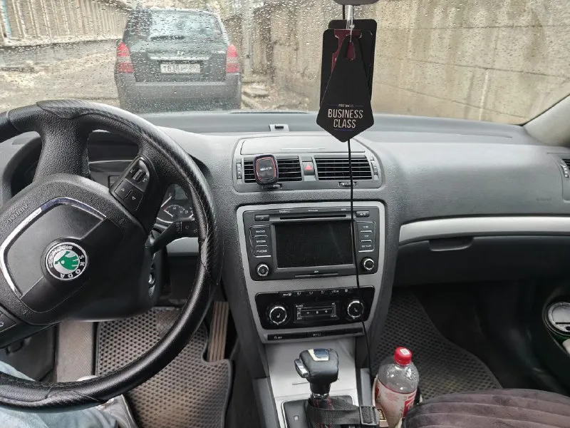 Шкода а5 2011г 1.6 bse акпп- 6 ступенчатая машиной владею более двух лет, в хорошем техническом состоянии, полностью обслужена, ничего делать не нужно. максимальная комплектация: *климат 2-х зон * подушки безопасности *подогревы передних и задних сидений *музыка bolero (с сенсорным дисплеем) *подогрев заднего стекла *подогревы/складывания зеркал бокового вида *приветственный/провожающий свет, подсвечивает в сторону поворота руля. я хозяин, в машине много чего менялось и обслуживалось за время владения, езжу каждый день, дтп по автотеке не было, не гнилая, не ржавая, дно, пороги арки целые, местами есть недостатки по лкп (краска не задета). машиной останетесь довольны. 2 комплекта колес (с дисками), некоторые запчасти отдам с машиной 790.000р торг присутствует +79493164975 - фотография - 3