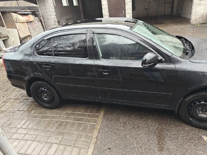 Шкода а5 2011г 1.6 bse акпп- 6 ступенчатая машиной владею более двух лет, в хорошем техническом состоянии, полностью обслужена, ничего делать не нужно. максимальная комплектация: *климат 2-х зон * подушки безопасности *подогревы передних и задних сидений *музыка bolero (с сенсорным дисплеем) *подогрев заднего стекла *подогревы/складывания зеркал бокового вида *приветственный/провожающий свет, подсвечивает в сторону поворота руля. я хозяин, в машине много чего менялось и обслуживалось за время владения, езжу каждый день, дтп по автотеке не было, не гнилая, не ржавая, дно, пороги арки целые, местами есть недостатки по лкп (краска не задета). машиной останетесь довольны. 2 комплекта колес (с дисками), некоторые запчасти отдам с машиной 790.000р торг присутствует +79493164975 - фотография - 4