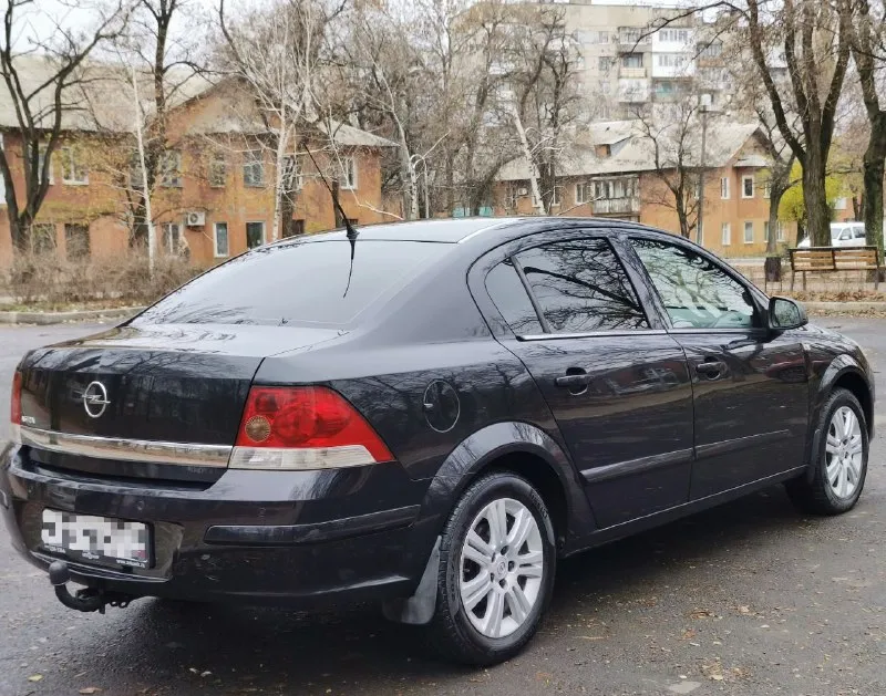 Opel astra h, кузов в оригинальном окрасе, смело приезжайте проверяйте любыми приборами. год выпуска — 2011. под капотом — бензиновый двигатель объёмом 1,8 литра 140 лошадиных сил, коробка передач — механическая 5 ступенчатая, пробег — 194 000 километров, подтверждённый, оригинальный. отчёт «автотеки» — «зелёный». авто не требует абсолютно не каких вложений!есть вся история обслуживания авто, при встрече все покажу и расскажу. переоформление без проблем юридически чист. все vin коды кузова и серия и номер мотора читаются ! я владелец авто оформлено на меня комплектация достаточно богатая: комбинированный салон с кожаными элементами, датчик света, датчик дождя, климат-контроль, круиз-контроль. есть подогрев зеркал и заднего стекла, зеркала с электрорегулировкой, подогрев передних сидений, работает абсолютно всё. оригинальные диски r16 зима и лето в отличном состоянии! авто в отлично сохранившемся состояние близкое к идеалу для своих лет! цена 735.000 торг осмотр донецк. +79490454766 +79498069344 - фотография - 3