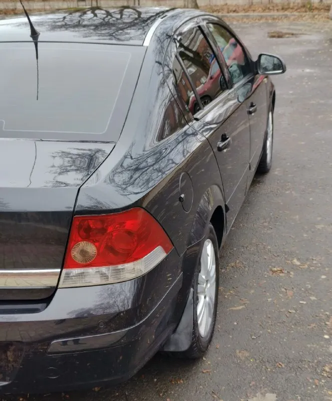 Opel astra h, кузов в оригинальном окрасе, смело приезжайте проверяйте любыми приборами. год выпуска — 2011. под капотом — бензиновый двигатель объёмом 1,8 литра 140 лошадиных сил, коробка передач — механическая 5 ступенчатая, пробег — 194 000 километров, подтверждённый, оригинальный. отчёт «автотеки» — «зелёный». авто не требует абсолютно не каких вложений!есть вся история обслуживания авто, при встрече все покажу и расскажу. переоформление без проблем юридически чист. все vin коды кузова и серия и номер мотора читаются ! я владелец авто оформлено на меня комплектация достаточно богатая: комбинированный салон с кожаными элементами, датчик света, датчик дождя, климат-контроль, круиз-контроль. есть подогрев зеркал и заднего стекла, зеркала с электрорегулировкой, подогрев передних сидений, работает абсолютно всё. оригинальные диски r16 зима и лето в отличном состоянии! авто в отлично сохранившемся состояние близкое к идеалу для своих лет! цена 735.000 торг осмотр донецк. +79490454766 +79498069344 - фотография - 5