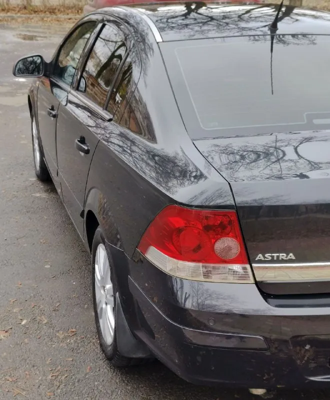 Opel astra h, кузов в оригинальном окрасе, смело приезжайте проверяйте любыми приборами. год выпуска — 2011. под капотом — бензиновый двигатель объёмом 1,8 литра 140 лошадиных сил, коробка передач — механическая 5 ступенчатая, пробег — 194 000 километров, подтверждённый, оригинальный. отчёт «автотеки» — «зелёный». авто не требует абсолютно не каких вложений!есть вся история обслуживания авто, при встрече все покажу и расскажу. переоформление без проблем юридически чист. все vin коды кузова и серия и номер мотора читаются ! я владелец авто оформлено на меня комплектация достаточно богатая: комбинированный салон с кожаными элементами, датчик света, датчик дождя, климат-контроль, круиз-контроль. есть подогрев зеркал и заднего стекла, зеркала с электрорегулировкой, подогрев передних сидений, работает абсолютно всё. оригинальные диски r16 зима и лето в отличном состоянии! авто в отлично сохранившемся состояние близкое к идеалу для своих лет! цена 735.000 торг осмотр донецк. +79490454766 +79498069344 - фотография - 6