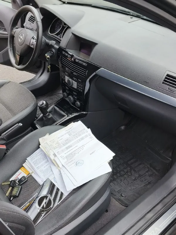 Opel astra h, кузов в оригинальном окрасе, смело приезжайте проверяйте любыми приборами. год выпуска — 2011. под капотом — бензиновый двигатель объёмом 1,8 литра 140 лошадиных сил, коробка передач — механическая 5 ступенчатая, пробег — 194 000 километров, подтверждённый, оригинальный. отчёт «автотеки» — «зелёный». авто не требует абсолютно не каких вложений!есть вся история обслуживания авто, при встрече все покажу и расскажу. переоформление без проблем юридически чист. все vin коды кузова и серия и номер мотора читаются ! я владелец авто оформлено на меня комплектация достаточно богатая: комбинированный салон с кожаными элементами, датчик света, датчик дождя, климат-контроль, круиз-контроль. есть подогрев зеркал и заднего стекла, зеркала с электрорегулировкой, подогрев передних сидений, работает абсолютно всё. оригинальные диски r16 зима и лето в отличном состоянии! авто в отлично сохранившемся состояние близкое к идеалу для своих лет! цена 735.000 торг осмотр донецк. +79490454766 +79498069344 - фотография - 8