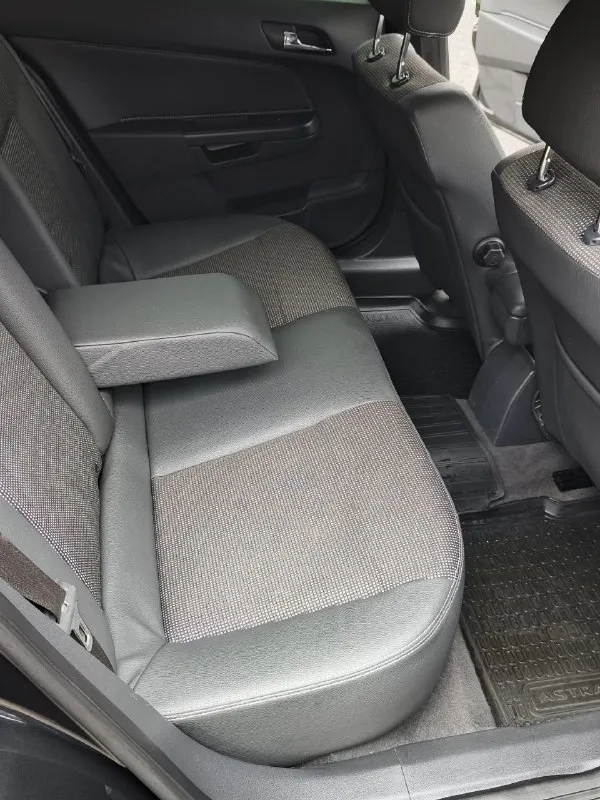 Opel astra h, кузов в оригинальном окрасе, смело приезжайте проверяйте любыми приборами. год выпуска — 2011. под капотом — бензиновый двигатель объёмом 1,8 литра 140 лошадиных сил, коробка передач — механическая 5 ступенчатая, пробег — 194 000 километров, подтверждённый, оригинальный. отчёт «автотеки» — «зелёный». авто не требует абсолютно не каких вложений!есть вся история обслуживания авто, при встрече все покажу и расскажу. переоформление без проблем юридически чист. все vin коды кузова и серия и номер мотора читаются ! я владелец авто оформлено на меня комплектация достаточно богатая: комбинированный салон с кожаными элементами, датчик света, датчик дождя, климат-контроль, круиз-контроль. есть подогрев зеркал и заднего стекла, зеркала с электрорегулировкой, подогрев передних сидений, работает абсолютно всё. оригинальные диски r16 зима и лето в отличном состоянии! авто в отлично сохранившемся состояние близкое к идеалу для своих лет! цена 735.000 торг осмотр донецк. +79490454766 +79498069344 - фотография - 9