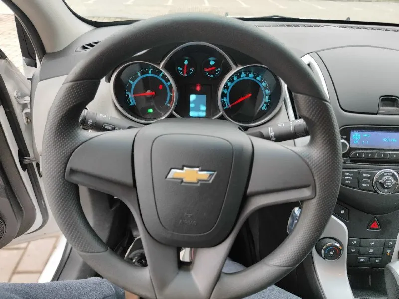 Цена: 1.100 продаю: chevrolet cruze ( chevrolet круз) пробег: 56тысяч (оригинал) по факту 1 владелец год выпуска: 2014 двигатель: 1.6 бензин коробка: автомат привод: передний продажа с переоформлением. автомобиль полностью обслуженный. всё работает в штатном режиме. салон в прекрасном состоянии. более подробную информацию что было сделано предоставлю по телефону. город донецк +7949-429-36-77 📞 звоните: +7(949)4293677 - фотография - 9