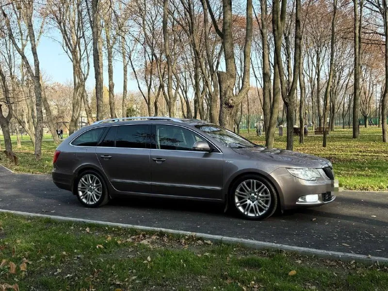 🚘 марка / модель:skoda superb lаurin&klement 📮 город:донецк 📅 год выпуска:2012 💶 цена:1.150.000р 📊 пробег:200.000км ⛽ двигатель (тип, объем, ):бензин,2.0 🔧 тип кпп:автомат 📝 описание: в продаже очень редкий и отличный автомобиль, акпп мокрая dq250 и мотор ccza 2.0. максимальная комплектация lаurin&klement в ней есть все даже зонтик) вентиляция и обогрев всех сидений, музыка sound system, навигация, климат многозонный, шторки, электро багажник, адаптивная оптика, панорамная крыша, память сидений, камера заднего вида, бесключевой доступ, кнопка старт стоп и т. д. технически на отлично, кузов чувствует себя прекрасно, готов к любым проверкам на вашем сто. машина дарит много положительных эмоций, двигатель, коробка обслужены салон в отличном состоянии комплектация laurin&klement эксплуатация автомобиля с 2013г, только лишь в одной семье, птс оригинал, два ключа. отличный автомобиль за свои деньги ☎ контактный телефон:+79495505985телеграм) - фотография - 3