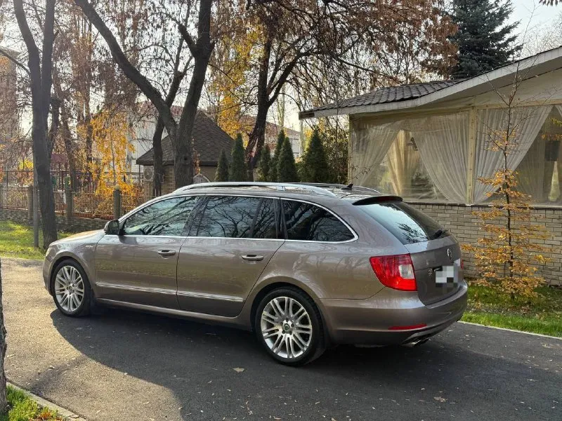 🚘 марка / модель:skoda superb lаurin&klement 📮 город:донецк 📅 год выпуска:2012 💶 цена:1.150.000р 📊 пробег:200.000км ⛽ двигатель (тип, объем, ):бензин,2.0 🔧 тип кпп:автомат 📝 описание: в продаже очень редкий и отличный автомобиль, акпп мокрая dq250 и мотор ccza 2.0. максимальная комплектация lаurin&klement в ней есть все даже зонтик) вентиляция и обогрев всех сидений, музыка sound system, навигация, климат многозонный, шторки, электро багажник, адаптивная оптика, панорамная крыша, память сидений, камера заднего вида, бесключевой доступ, кнопка старт стоп и т. д. технически на отлично, кузов чувствует себя прекрасно, готов к любым проверкам на вашем сто. машина дарит много положительных эмоций, двигатель, коробка обслужены салон в отличном состоянии комплектация laurin&klement эксплуатация автомобиля с 2013г, только лишь в одной семье, птс оригинал, два ключа. отличный автомобиль за свои деньги ☎ контактный телефон:+79495505985телеграм) - фотография - 8