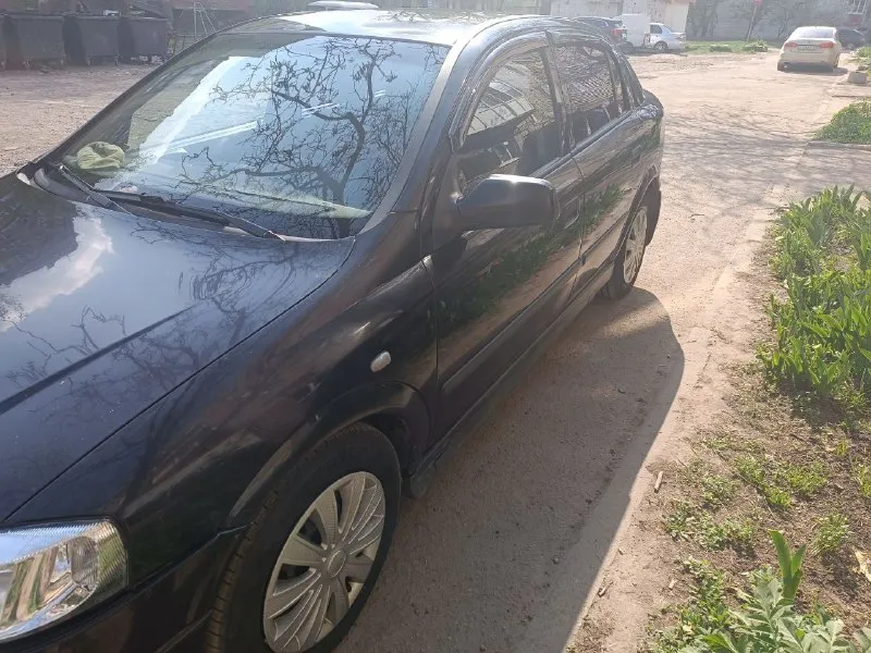 Продам opel astra g 2003 года выпуска 1.6 бензин коробка: механика пробег:290 000 2 владелец по птс машина в отличном состоянии!кузов в зазорах, все кузовные части заводски, ничего не варилось, все герметики на месте. низа дверей без ржавчины!автомобиль украинский, не пригнанный, покупалась в автосалоне в донецке. по технической части все отлично, двигатель работает хорошо. замена масла каждые 5000-7000 км. коробка работает идеально мягко, без хрустов и прочего. автомобиль без дтп. кондиционер обслужен, заправлен, холодит отлично. машина моя, оформлена на меня, ездил лично. автомобиль в комплектации : гидроусилитель руля,1 подушка безопасности, центральный замок,2 стеклоподъемника, кондиционер. по электрике работает каждая кнопка и подсветка. по документам все ок. никаких ограничений, арестов и прочего. возможно переоформление на вас. цена 370 000 руб. торг. г. ясиноватая звонить с 8:00-23:00 +79493158974 📲 tg: @cerpantine 📞 звоните: +7(949)3158974 - фотография - 2