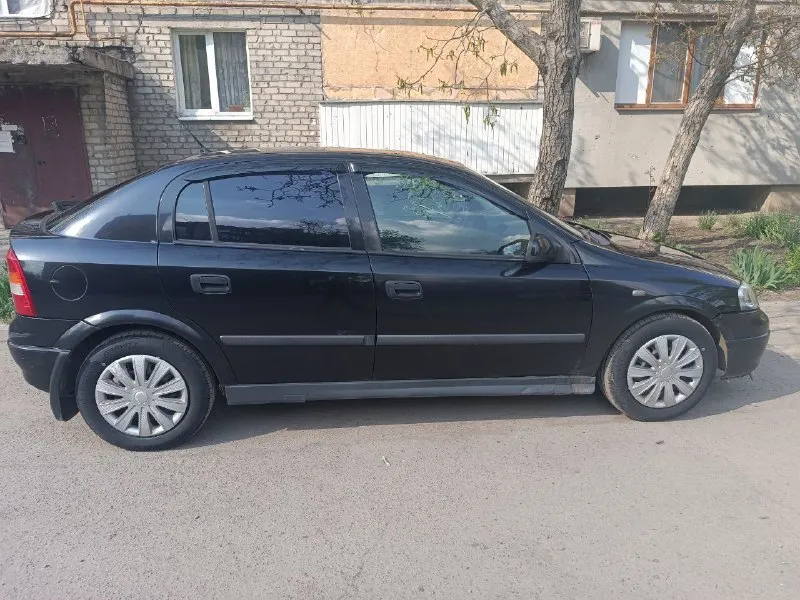 Продам opel astra g 2003 года выпуска 1.6 бензин коробка: механика пробег:290 000 2 владелец по птс машина в отличном состоянии!кузов в зазорах, все кузовные части заводски, ничего не варилось, все герметики на месте. низа дверей без ржавчины!автомобиль украинский, не пригнанный, покупалась в автосалоне в донецке. по технической части все отлично, двигатель работает хорошо. замена масла каждые 5000-7000 км. коробка работает идеально мягко, без хрустов и прочего. автомобиль без дтп. кондиционер обслужен, заправлен, холодит отлично. машина моя, оформлена на меня, ездил лично. автомобиль в комплектации : гидроусилитель руля,1 подушка безопасности, центральный замок,2 стеклоподъемника, кондиционер. по электрике работает каждая кнопка и подсветка. по документам все ок. никаких ограничений, арестов и прочего. возможно переоформление на вас. цена 370 000 руб. торг. г. ясиноватая звонить с 8:00-23:00 +79493158974 📲 tg: @cerpantine 📞 звоните: +7(949)3158974 - фотография - 5