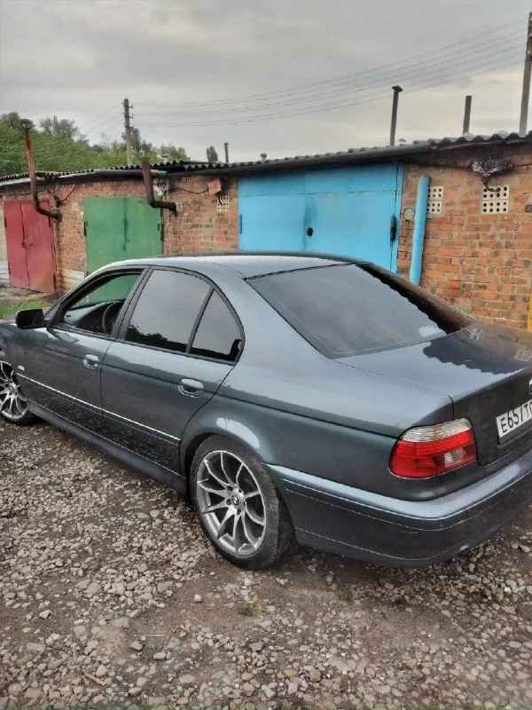 Продам бумер е39, 2001 год рестайл. двигатель 2.5 бензин v8. мтех подвеска, предмаксимальная комплектация. кузов крепкий, ржавчины нет нигде. автомобиль в идеальнейшом состоянии не требует не каких вложений, готов поехать на любое ваше сто! документы в полном порядке, учет днр, я владелец. цена 🎁 770000руб. торг. +7 949 415 05 98 донецк 📞 звоните: +7(949)4150598 - фотография - 2