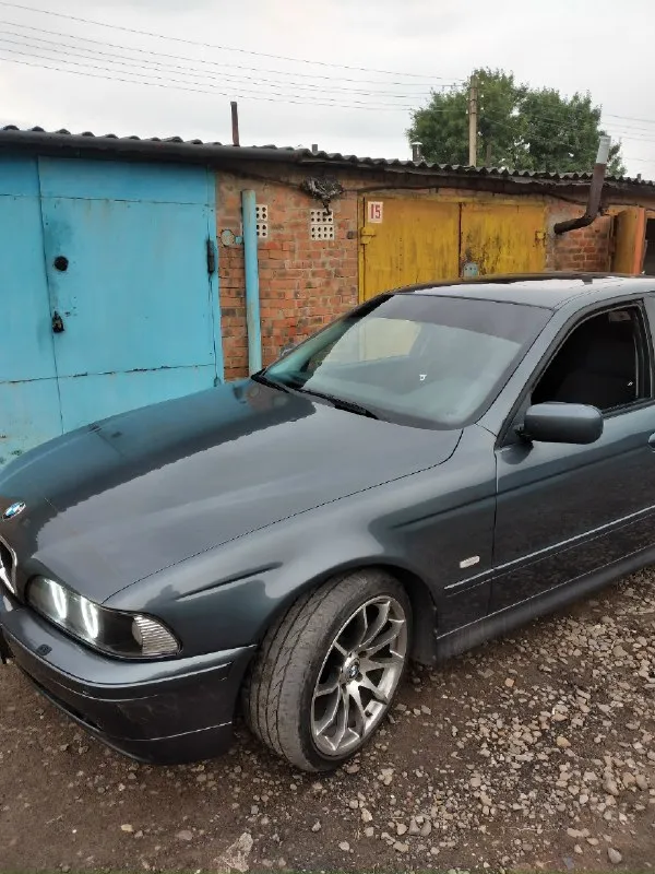 Продам бумер е39, 2001 год рестайл. двигатель 2.5 бензин v8. мтех подвеска, предмаксимальная комплектация. кузов крепкий, ржавчины нет нигде. автомобиль в идеальнейшом состоянии не требует не каких вложений, готов поехать на любое ваше сто! документы в полном порядке, учет днр, я владелец. цена 🎁 770000руб. торг. +7 949 415 05 98 донецк 📞 звоните: +7(949)4150598 - фотография - 5