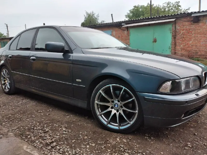 Продам бумер е39, 2001 год рестайл. двигатель 2.5 бензин v8. мтех подвеска, предмаксимальная комплектация. кузов крепкий, ржавчины нет нигде. автомобиль в идеальнейшом состоянии не требует не каких вложений, готов поехать на любое ваше сто! документы в полном порядке, учет днр, я владелец. цена 🎁 770000руб. торг. +7 949 415 05 98 донецк 📞 звоните: +7(949)4150598 - фотография - 6