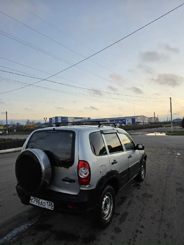 Chevrolet нива 2010 год выпуска мотор, кпп, ходовая на отлично, машина обслужена, родной пробег 170 000,документы чистые, оформление без проблем новая зимняя резина на шипах, гур, 2эсп, эл. рег. зеркал, музыка, раздатки работают в штатном режиме внешне есть косяки, на фото видно, гнили нету! цена 340 000р уместен небольшой торг! смотреть в харцызске бываю в енакиево +79495118654 +79490661565 либо в лс 📞 звоните: +7(949)5118654 - фотография - 2