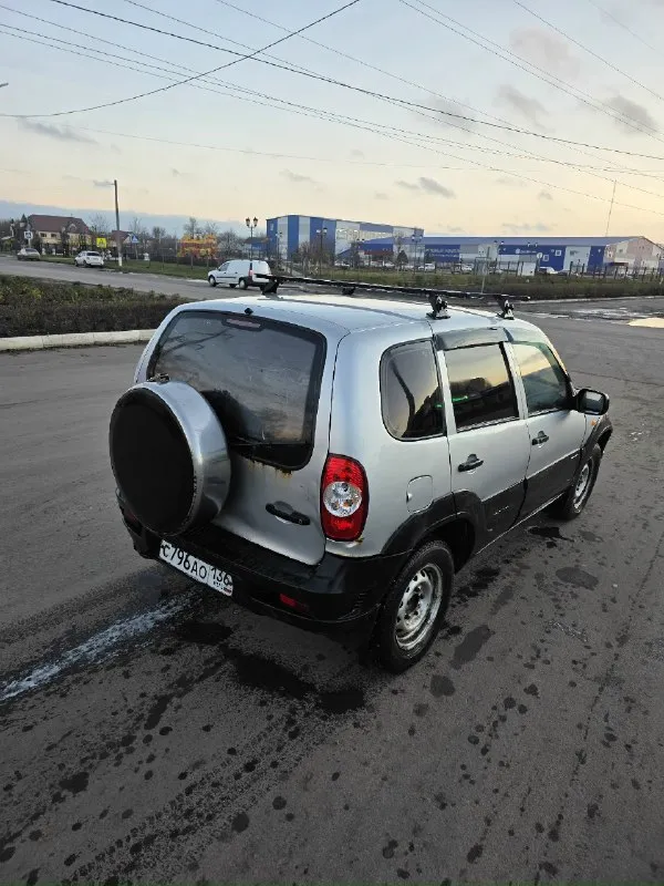 Chevrolet нива 2010 год выпуска мотор, кпп, ходовая на отлично, машина обслужена, родной пробег 170 000,документы чистые, оформление без проблем новая зимняя резина на шипах, гур, 2эсп, эл. рег. зеркал, музыка, раздатки работают в штатном режиме внешне есть косяки, на фото видно, гнили нету! цена 340 000р уместен небольшой торг! смотреть в харцызске бываю в енакиево +79495118654 +79490661565 либо в лс 📞 звоните: +7(949)5118654 - фотография - 3