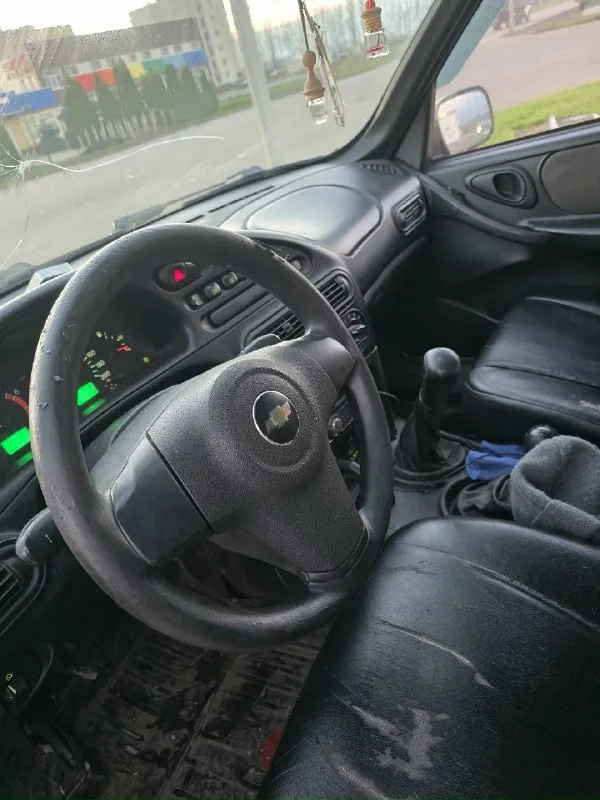 Chevrolet нива 2010 год выпуска мотор, кпп, ходовая на отлично, машина обслужена, родной пробег 170 000,документы чистые, оформление без проблем новая зимняя резина на шипах, гур, 2эсп, эл. рег. зеркал, музыка, раздатки работают в штатном режиме внешне есть косяки, на фото видно, гнили нету! цена 340 000р уместен небольшой торг! смотреть в харцызске бываю в енакиево +79495118654 +79490661565 либо в лс 📞 звоните: +7(949)5118654 - фотография - 4