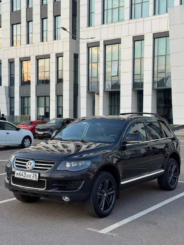 # volkswagen touareg 2008г. в., рестайлинг, мотор casa 3.0 дизель представляем вашему вниманию отличный вариант внедорожника volkswagen touareg 2008 года выпуска. этот автомобиль прошел тщательную проверку и обладает рядом преимуществ, которые делают его идеальным выбором для тех, кто ценит комфорт, надежность и безопасность. основные характеристики: - модель: volkswagen touareg - год выпуска: 2008 - тип кузова: рестайлинг - двигатель: 3.0 дизель, casa (самый надежный двигатель в своей линейке) - коробка передач: автомат - пробег: 238 тыс. км пробег) - комплектация: максимальная (кроме люка, есть всё необходимое оборудование) в подполковниках мониторы технические особенности: - автомобиль находится в отличном техническом состоянии, все системы работают исправно. - пробег подтвержден официальным сервисом автотека, машина зеленого цвета без аварий и повреждений. - кузов в идеальном состоянии, не имеет следов серьезных ударов или перекраски. - документы находятся в полном порядке, готовы к оформлению любым удобным способом. дополнительные преимущества: - отличное состояние салона и экстерьера. - полностью укомплектован всеми необходимыми аксессуарами и оборудованием. - идеальное техническое состояние, не требует вложений. - цена 1.265₽ тысяч рублей соответствует качеству и состоянию автомобиля. контакты: - телефон: +7(949)910-02-20 - телефон: 8(909)408-88-98 - связь через мессенджеры: telegram, whatsapp этот volkswagen touareg станет отличным выбором для тех, кто ищет надежную машину с хорошей комплектацией и безупречным состоянием. не упустите шанс приобрести качественный автомобиль по привлекательной цене! - фотография - 2