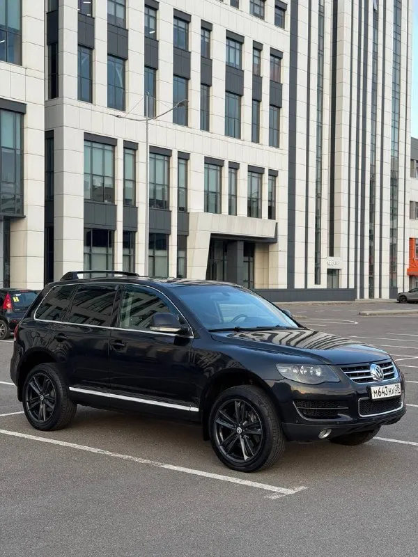 # volkswagen touareg 2008г. в., рестайлинг, мотор casa 3.0 дизель представляем вашему вниманию отличный вариант внедорожника volkswagen touareg 2008 года выпуска. этот автомобиль прошел тщательную проверку и обладает рядом преимуществ, которые делают его идеальным выбором для тех, кто ценит комфорт, надежность и безопасность. основные характеристики: - модель: volkswagen touareg - год выпуска: 2008 - тип кузова: рестайлинг - двигатель: 3.0 дизель, casa (самый надежный двигатель в своей линейке) - коробка передач: автомат - пробег: 238 тыс. км пробег) - комплектация: максимальная (кроме люка, есть всё необходимое оборудование) в подполковниках мониторы технические особенности: - автомобиль находится в отличном техническом состоянии, все системы работают исправно. - пробег подтвержден официальным сервисом автотека, машина зеленого цвета без аварий и повреждений. - кузов в идеальном состоянии, не имеет следов серьезных ударов или перекраски. - документы находятся в полном порядке, готовы к оформлению любым удобным способом. дополнительные преимущества: - отличное состояние салона и экстерьера. - полностью укомплектован всеми необходимыми аксессуарами и оборудованием. - идеальное техническое состояние, не требует вложений. - цена 1.265₽ тысяч рублей соответствует качеству и состоянию автомобиля. контакты: - телефон: +7(949)910-02-20 - телефон: 8(909)408-88-98 - связь через мессенджеры: telegram, whatsapp этот volkswagen touareg станет отличным выбором для тех, кто ищет надежную машину с хорошей комплектацией и безупречным состоянием. не упустите шанс приобрести качественный автомобиль по привлекательной цене! - фотография - 3