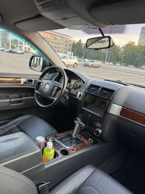 # volkswagen touareg 2008г. в., рестайлинг, мотор casa 3.0 дизель представляем вашему вниманию отличный вариант внедорожника volkswagen touareg 2008 года выпуска. этот автомобиль прошел тщательную проверку и обладает рядом преимуществ, которые делают его идеальным выбором для тех, кто ценит комфорт, надежность и безопасность. основные характеристики: - модель: volkswagen touareg - год выпуска: 2008 - тип кузова: рестайлинг - двигатель: 3.0 дизель, casa (самый надежный двигатель в своей линейке) - коробка передач: автомат - пробег: 238 тыс. км пробег) - комплектация: максимальная (кроме люка, есть всё необходимое оборудование) в подполковниках мониторы технические особенности: - автомобиль находится в отличном техническом состоянии, все системы работают исправно. - пробег подтвержден официальным сервисом автотека, машина зеленого цвета без аварий и повреждений. - кузов в идеальном состоянии, не имеет следов серьезных ударов или перекраски. - документы находятся в полном порядке, готовы к оформлению любым удобным способом. дополнительные преимущества: - отличное состояние салона и экстерьера. - полностью укомплектован всеми необходимыми аксессуарами и оборудованием. - идеальное техническое состояние, не требует вложений. - цена 1.265₽ тысяч рублей соответствует качеству и состоянию автомобиля. контакты: - телефон: +7(949)910-02-20 - телефон: 8(909)408-88-98 - связь через мессенджеры: telegram, whatsapp этот volkswagen touareg станет отличным выбором для тех, кто ищет надежную машину с хорошей комплектацией и безупречным состоянием. не упустите шанс приобрести качественный автомобиль по привлекательной цене! - фотография - 5