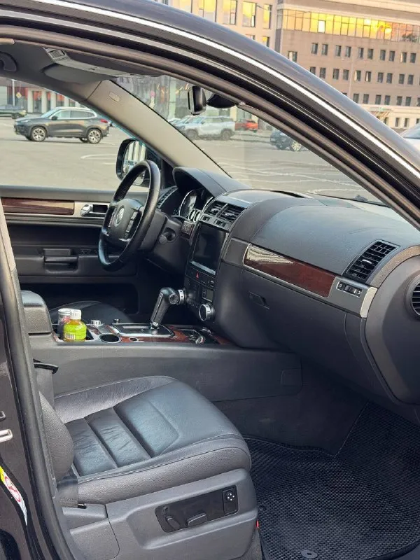 # volkswagen touareg 2008г. в., рестайлинг, мотор casa 3.0 дизель представляем вашему вниманию отличный вариант внедорожника volkswagen touareg 2008 года выпуска. этот автомобиль прошел тщательную проверку и обладает рядом преимуществ, которые делают его идеальным выбором для тех, кто ценит комфорт, надежность и безопасность. основные характеристики: - модель: volkswagen touareg - год выпуска: 2008 - тип кузова: рестайлинг - двигатель: 3.0 дизель, casa (самый надежный двигатель в своей линейке) - коробка передач: автомат - пробег: 238 тыс. км пробег) - комплектация: максимальная (кроме люка, есть всё необходимое оборудование) в подполковниках мониторы технические особенности: - автомобиль находится в отличном техническом состоянии, все системы работают исправно. - пробег подтвержден официальным сервисом автотека, машина зеленого цвета без аварий и повреждений. - кузов в идеальном состоянии, не имеет следов серьезных ударов или перекраски. - документы находятся в полном порядке, готовы к оформлению любым удобным способом. дополнительные преимущества: - отличное состояние салона и экстерьера. - полностью укомплектован всеми необходимыми аксессуарами и оборудованием. - идеальное техническое состояние, не требует вложений. - цена 1.265₽ тысяч рублей соответствует качеству и состоянию автомобиля. контакты: - телефон: +7(949)910-02-20 - телефон: 8(909)408-88-98 - связь через мессенджеры: telegram, whatsapp этот volkswagen touareg станет отличным выбором для тех, кто ищет надежную машину с хорошей комплектацией и безупречным состоянием. не упустите шанс приобрести качественный автомобиль по привлекательной цене! - фотография - 6