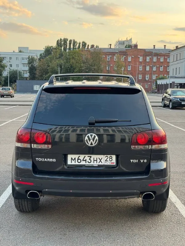 # volkswagen touareg 2008г. в., рестайлинг, мотор casa 3.0 дизель представляем вашему вниманию отличный вариант внедорожника volkswagen touareg 2008 года выпуска. этот автомобиль прошел тщательную проверку и обладает рядом преимуществ, которые делают его идеальным выбором для тех, кто ценит комфорт, надежность и безопасность. основные характеристики: - модель: volkswagen touareg - год выпуска: 2008 - тип кузова: рестайлинг - двигатель: 3.0 дизель, casa (самый надежный двигатель в своей линейке) - коробка передач: автомат - пробег: 238 тыс. км пробег) - комплектация: максимальная (кроме люка, есть всё необходимое оборудование) в подполковниках мониторы технические особенности: - автомобиль находится в отличном техническом состоянии, все системы работают исправно. - пробег подтвержден официальным сервисом автотека, машина зеленого цвета без аварий и повреждений. - кузов в идеальном состоянии, не имеет следов серьезных ударов или перекраски. - документы находятся в полном порядке, готовы к оформлению любым удобным способом. дополнительные преимущества: - отличное состояние салона и экстерьера. - полностью укомплектован всеми необходимыми аксессуарами и оборудованием. - идеальное техническое состояние, не требует вложений. - цена 1.265₽ тысяч рублей соответствует качеству и состоянию автомобиля. контакты: - телефон: +7(949)910-02-20 - телефон: 8(909)408-88-98 - связь через мессенджеры: telegram, whatsapp этот volkswagen touareg станет отличным выбором для тех, кто ищет надежную машину с хорошей комплектацией и безупречным состоянием. не упустите шанс приобрести качественный автомобиль по привлекательной цене! - фотография - 7