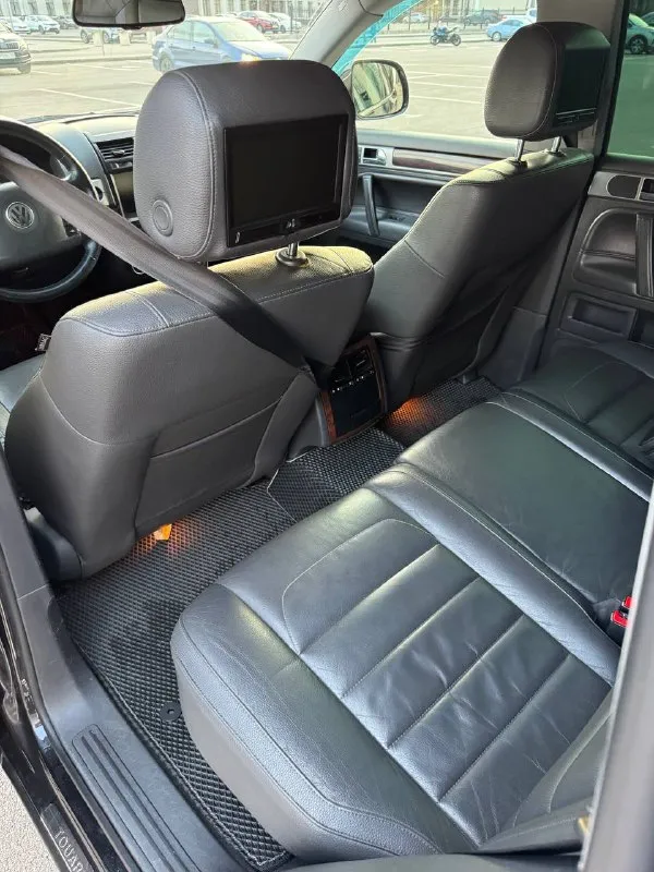 # volkswagen touareg 2008г. в., рестайлинг, мотор casa 3.0 дизель представляем вашему вниманию отличный вариант внедорожника volkswagen touareg 2008 года выпуска. этот автомобиль прошел тщательную проверку и обладает рядом преимуществ, которые делают его идеальным выбором для тех, кто ценит комфорт, надежность и безопасность. основные характеристики: - модель: volkswagen touareg - год выпуска: 2008 - тип кузова: рестайлинг - двигатель: 3.0 дизель, casa (самый надежный двигатель в своей линейке) - коробка передач: автомат - пробег: 238 тыс. км пробег) - комплектация: максимальная (кроме люка, есть всё необходимое оборудование) в подполковниках мониторы технические особенности: - автомобиль находится в отличном техническом состоянии, все системы работают исправно. - пробег подтвержден официальным сервисом автотека, машина зеленого цвета без аварий и повреждений. - кузов в идеальном состоянии, не имеет следов серьезных ударов или перекраски. - документы находятся в полном порядке, готовы к оформлению любым удобным способом. дополнительные преимущества: - отличное состояние салона и экстерьера. - полностью укомплектован всеми необходимыми аксессуарами и оборудованием. - идеальное техническое состояние, не требует вложений. - цена 1.265₽ тысяч рублей соответствует качеству и состоянию автомобиля. контакты: - телефон: +7(949)910-02-20 - телефон: 8(909)408-88-98 - связь через мессенджеры: telegram, whatsapp этот volkswagen touareg станет отличным выбором для тех, кто ищет надежную машину с хорошей комплектацией и безупречным состоянием. не упустите шанс приобрести качественный автомобиль по привлекательной цене! - фотография - 8
