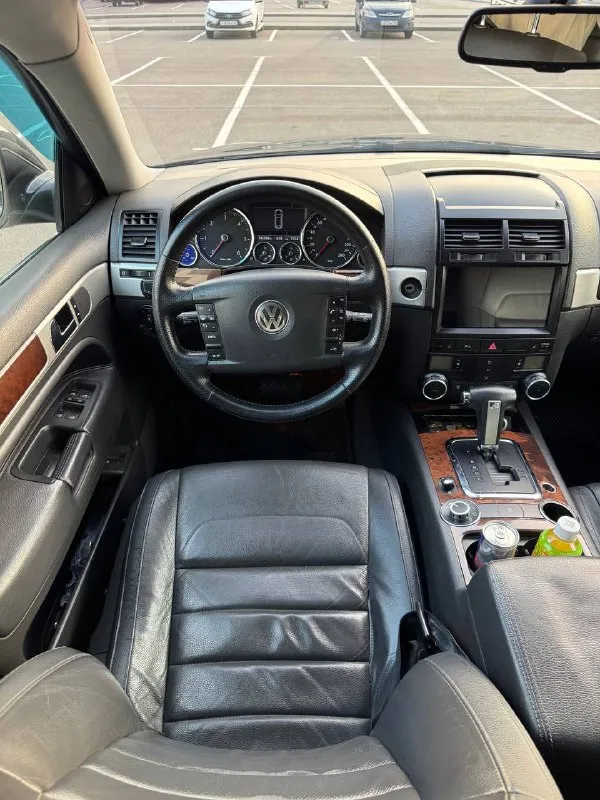 # volkswagen touareg 2008г. в., рестайлинг, мотор casa 3.0 дизель представляем вашему вниманию отличный вариант внедорожника volkswagen touareg 2008 года выпуска. этот автомобиль прошел тщательную проверку и обладает рядом преимуществ, которые делают его идеальным выбором для тех, кто ценит комфорт, надежность и безопасность. основные характеристики: - модель: volkswagen touareg - год выпуска: 2008 - тип кузова: рестайлинг - двигатель: 3.0 дизель, casa (самый надежный двигатель в своей линейке) - коробка передач: автомат - пробег: 238 тыс. км пробег) - комплектация: максимальная (кроме люка, есть всё необходимое оборудование) в подполковниках мониторы технические особенности: - автомобиль находится в отличном техническом состоянии, все системы работают исправно. - пробег подтвержден официальным сервисом автотека, машина зеленого цвета без аварий и повреждений. - кузов в идеальном состоянии, не имеет следов серьезных ударов или перекраски. - документы находятся в полном порядке, готовы к оформлению любым удобным способом. дополнительные преимущества: - отличное состояние салона и экстерьера. - полностью укомплектован всеми необходимыми аксессуарами и оборудованием. - идеальное техническое состояние, не требует вложений. - цена 1.265₽ тысяч рублей соответствует качеству и состоянию автомобиля. контакты: - телефон: +7(949)910-02-20 - телефон: 8(909)408-88-98 - связь через мессенджеры: telegram, whatsapp этот volkswagen touareg станет отличным выбором для тех, кто ищет надежную машину с хорошей комплектацией и безупречным состоянием. не упустите шанс приобрести качественный автомобиль по привлекательной цене! - фотография - 9