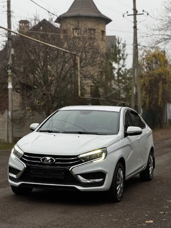 Lada vesta год 2024 пробег 15000км на гарантии комплектация подогрев сидений, круиз контроль, автоза... - фотография