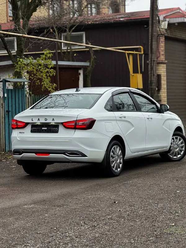 Lada vesta год 2024 пробег 15000км на гарантии комплектация подогрев сидений, круиз контроль, автозапуск сигнализация с обратной связью автомобиля, все зоны риска в броне плёнки, два комплекта ключей, два комплекта резины, без дтп я собственник цена 1🍋380 торг +79495672089 - фотография - 2