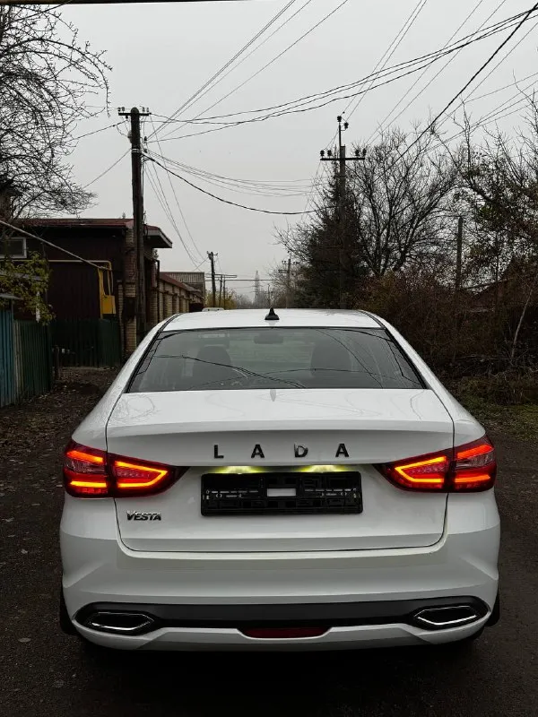 Lada vesta год 2024 пробег 15000км на гарантии комплектация подогрев сидений, круиз контроль, автозапуск сигнализация с обратной связью автомобиля, все зоны риска в броне плёнки, два комплекта ключей, два комплекта резины, без дтп я собственник цена 1🍋380 торг +79495672089 - фотография - 3