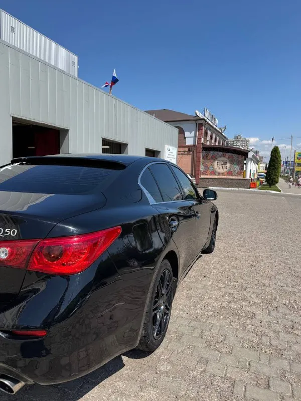 Продаю infiniti q50 2.0t (211 л. с.) 2014 г. в. продаю свой ухоженный infiniti q50 2014 года выпуска, оснащенный мощным и экономичным 2.0-литровым турбированным двигателем (211 л. с.). автомобиль в отличном состоянии, всегда хранился в гараже. пробег реальный. преимущества: мощность stage 1: увеличенная производительность двигателя для динамичной езды. комплектация: полный набор опций для комфорта и безопасности. два комплекта резины: летняя и зимняя резина на оригинальных дисках infiniti. два комплекта дисков: дополнительный комплект дисков для смены сезонов. гаражное хранение: автомобиль всегда в идеальном состоянии, защита от внешних воздействий европейская версия. техническое состояние: автомобиль полностью обслужен, все то проводились вовремя. двигатель работает ровно, без нареканий. проверка любое сто за ваш счет. не упустите возможность стать владельцем стильного и мощного автомобиля! tg - @fin_209 - фотография - 5