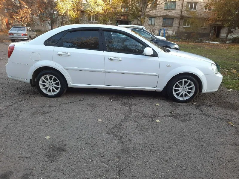 Продам chevrolet лачети в отличном состоянии не гнилой не ржавый вприкрасно белом цвете 2 хозяина за время экспулутацмм абс гур електро стеклоподьемники по двс отлично работает тихо без посторонних шумов и стуков ходовая кпп без проблем доп сигнализация музыку хорошая камера заднего вида диска р 15 смотряца очень красиво по докам без штрафов аграничение ц 535 т р торг абмен возможен на ваш авто тел +79494792653 📞 звоните: +7(949)4792653 - фотография - 2