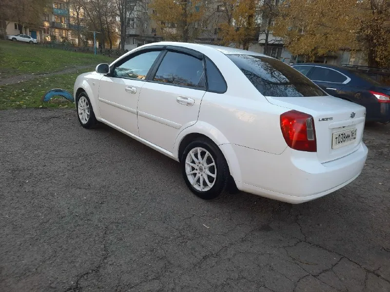 Продам chevrolet лачети в отличном состоянии не гнилой не ржавый вприкрасно белом цвете 2 хозяина за время экспулутацмм абс гур електро стеклоподьемники по двс отлично работает тихо без посторонних шумов и стуков ходовая кпп без проблем доп сигнализация музыку хорошая камера заднего вида диска р 15 смотряца очень красиво по докам без штрафов аграничение ц 535 т р торг абмен возможен на ваш авто тел +79494792653 📞 звоните: +7(949)4792653 - фотография - 5