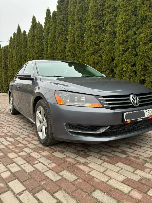 Продам volkswagen passat b7 usa 2011 г. в. двигатель 2.5 литра не дымит, масло не расходует, работает ровно коробка 6 ст. автомат (aisin), не пинается, переключает в штатном режиме, масло и фильтр заменены месяц назад подвеска практически вся новая, в августе заменены 4 стойки,4 пружины, тормозные диски(перед и зад), колодки, все сайлентблоки рычагов, тяги стабилизатора, сальники полуосей, рулевые наконечники и многое другое. следовательно по технической части всё отлично. по комплектации : двухзонный климат(заправлен и работает), зеркала с подогревом, подогрев сидений и электропривод водительского, 4 стеклоподъемника, мультируль, круиз, датчики света и дождя, блютуз, голосовое управление. свет обычный галоген, фары в плёнке на хорошей зимней резине на 17 дисках присутствуют нюансы по лкп в виде сколов, вмятинок, жучков, на фото видно, заниматься некогда по документа всё хорошо, я собственник, только переоформление цену вижу 1 млн. 50 тыс. рублей, естественно торг присут 📞 звоните: +7(949)4574796 - фотография - 1