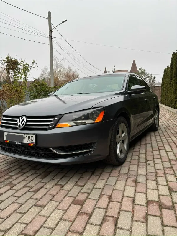 Продам volkswagen passat b7 usa 2011 г. в. двигатель 2.5 литра не дымит, масло не расходует, работает ровно коробка 6 ст. автомат (aisin), не пинается, переключает в штатном режиме, масло и фильтр заменены месяц назад подвеска практически вся новая, в августе заменены 4 стойки,4 пружины, тормозные диски(перед и зад), колодки, все сайлентблоки рычагов, тяги стабилизатора, сальники полуосей, рулевые наконечники и многое другое. следовательно по технической части всё отлично. по комплектации : двухзонный климат(заправлен и работает), зеркала с подогревом, подогрев сидений и электропривод водительского, 4 стеклоподъемника, мультируль, круиз, датчики света и дождя, блютуз, голосовое управление. свет обычный галоген, фары в плёнке на хорошей зимней резине на 17 дисках присутствуют нюансы по лкп в виде сколов, вмятинок, жучков, на фото видно, заниматься некогда по документа всё хорошо, я собственник, только переоформление цену вижу 1 млн. 50 тыс. рублей, естественно торг присут 📞 звоните: +7(949)4574796 - фотография - 2