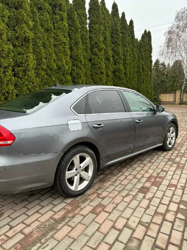 Продам volkswagen passat b7 usa 2011 г. в. двигатель 2.5 литра не дымит, масло не расходует, работает ровно коробка 6 ст. автомат (aisin), не пинается, переключает в штатном режиме, масло и фильтр заменены месяц назад подвеска практически вся новая, в августе заменены 4 стойки,4 пружины, тормозные диски(перед и зад), колодки, все сайлентблоки рычагов, тяги стабилизатора, сальники полуосей, рулевые наконечники и многое другое. следовательно по технической части всё отлично. по комплектации : двухзонный климат(заправлен и работает), зеркала с подогревом, подогрев сидений и электропривод водительского, 4 стеклоподъемника, мультируль, круиз, датчики света и дождя, блютуз, голосовое управление. свет обычный галоген, фары в плёнке на хорошей зимней резине на 17 дисках присутствуют нюансы по лкп в виде сколов, вмятинок, жучков, на фото видно, заниматься некогда по документа всё хорошо, я собственник, только переоформление цену вижу 1 млн. 50 тыс. рублей, естественно торг присут 📞 звоните: +7(949)4574796 - фотография - 3