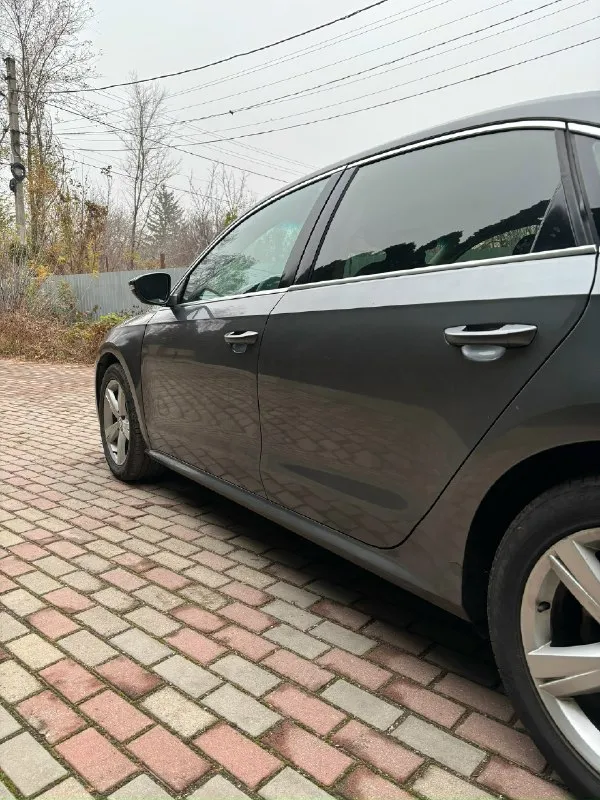 Продам volkswagen passat b7 usa 2011 г. в. двигатель 2.5 литра не дымит, масло не расходует, работает ровно коробка 6 ст. автомат (aisin), не пинается, переключает в штатном режиме, масло и фильтр заменены месяц назад подвеска практически вся новая, в августе заменены 4 стойки,4 пружины, тормозные диски(перед и зад), колодки, все сайлентблоки рычагов, тяги стабилизатора, сальники полуосей, рулевые наконечники и многое другое. следовательно по технической части всё отлично. по комплектации : двухзонный климат(заправлен и работает), зеркала с подогревом, подогрев сидений и электропривод водительского, 4 стеклоподъемника, мультируль, круиз, датчики света и дождя, блютуз, голосовое управление. свет обычный галоген, фары в плёнке на хорошей зимней резине на 17 дисках присутствуют нюансы по лкп в виде сколов, вмятинок, жучков, на фото видно, заниматься некогда по документа всё хорошо, я собственник, только переоформление цену вижу 1 млн. 50 тыс. рублей, естественно торг присут 📞 звоните: +7(949)4574796 - фотография - 4
