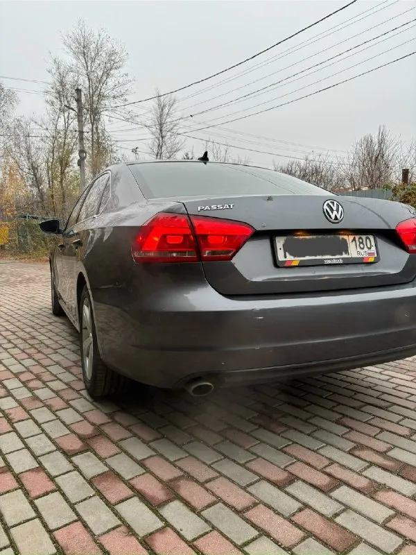 Продам volkswagen passat b7 usa 2011 г. в. двигатель 2.5 литра не дымит, масло не расходует, работает ровно коробка 6 ст. автомат (aisin), не пинается, переключает в штатном режиме, масло и фильтр заменены месяц назад подвеска практически вся новая, в августе заменены 4 стойки,4 пружины, тормозные диски(перед и зад), колодки, все сайлентблоки рычагов, тяги стабилизатора, сальники полуосей, рулевые наконечники и многое другое. следовательно по технической части всё отлично. по комплектации : двухзонный климат(заправлен и работает), зеркала с подогревом, подогрев сидений и электропривод водительского, 4 стеклоподъемника, мультируль, круиз, датчики света и дождя, блютуз, голосовое управление. свет обычный галоген, фары в плёнке на хорошей зимней резине на 17 дисках присутствуют нюансы по лкп в виде сколов, вмятинок, жучков, на фото видно, заниматься некогда по документа всё хорошо, я собственник, только переоформление цену вижу 1 млн. 50 тыс. рублей, естественно торг присут 📞 звоните: +7(949)4574796 - фотография - 5