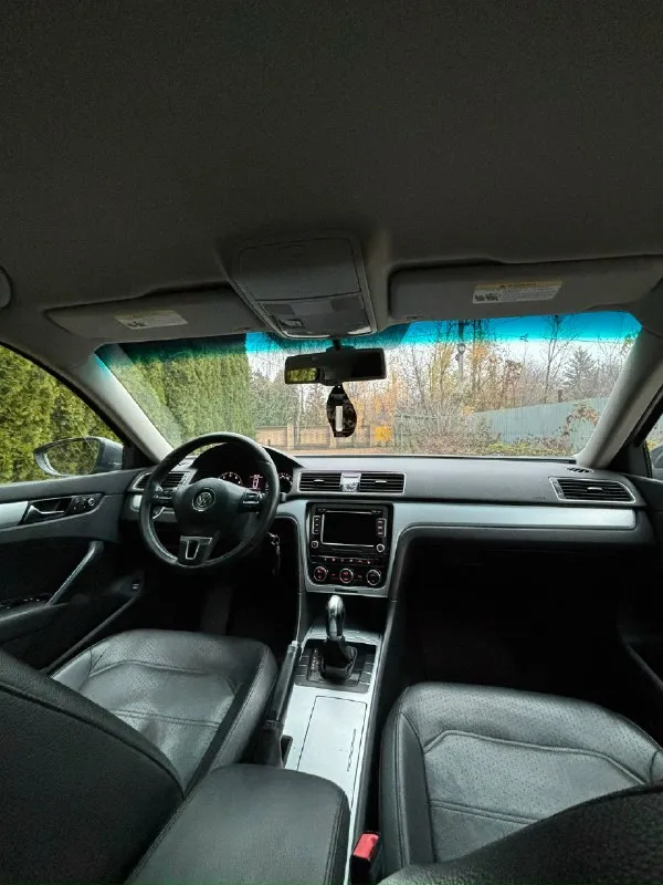 Продам volkswagen passat b7 usa 2011 г. в. двигатель 2.5 литра не дымит, масло не расходует, работает ровно коробка 6 ст. автомат (aisin), не пинается, переключает в штатном режиме, масло и фильтр заменены месяц назад подвеска практически вся новая, в августе заменены 4 стойки,4 пружины, тормозные диски(перед и зад), колодки, все сайлентблоки рычагов, тяги стабилизатора, сальники полуосей, рулевые наконечники и многое другое. следовательно по технической части всё отлично. по комплектации : двухзонный климат(заправлен и работает), зеркала с подогревом, подогрев сидений и электропривод водительского, 4 стеклоподъемника, мультируль, круиз, датчики света и дождя, блютуз, голосовое управление. свет обычный галоген, фары в плёнке на хорошей зимней резине на 17 дисках присутствуют нюансы по лкп в виде сколов, вмятинок, жучков, на фото видно, заниматься некогда по документа всё хорошо, я собственник, только переоформление цену вижу 1 млн. 50 тыс. рублей, естественно торг присут 📞 звоните: +7(949)4574796 - фотография - 6