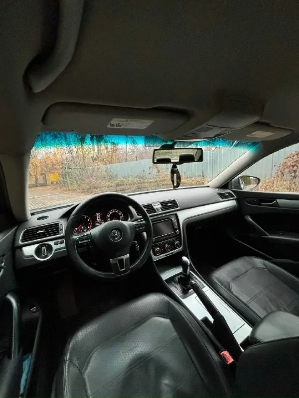 Продам volkswagen passat b7 usa 2011 г. в. двигатель 2.5 литра не дымит, масло не расходует, работает ровно коробка 6 ст. автомат (aisin), не пинается, переключает в штатном режиме, масло и фильтр заменены месяц назад подвеска практически вся новая, в августе заменены 4 стойки,4 пружины, тормозные диски(перед и зад), колодки, все сайлентблоки рычагов, тяги стабилизатора, сальники полуосей, рулевые наконечники и многое другое. следовательно по технической части всё отлично. по комплектации : двухзонный климат(заправлен и работает), зеркала с подогревом, подогрев сидений и электропривод водительского, 4 стеклоподъемника, мультируль, круиз, датчики света и дождя, блютуз, голосовое управление. свет обычный галоген, фары в плёнке на хорошей зимней резине на 17 дисках присутствуют нюансы по лкп в виде сколов, вмятинок, жучков, на фото видно, заниматься некогда по документа всё хорошо, я собственник, только переоформление цену вижу 1 млн. 50 тыс. рублей, естественно торг присут 📞 звоните: +7(949)4574796 - фотография - 7