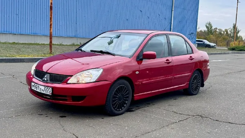 Lancer 2005 ✅цена-379000 (торг) продаётся mitsubishi lancer 2005 г. в., автомат, двигатель 1.6. хорошее состояние, кондиционер, 4 стеклоподъёмника, центральный замок. стоит зимняя шипованная резина. красивый красный цвет. по ходовой нареканий нет, двигатель работает спокойно и тихо, коробка не пинает. установлена магнитола с bluetooth, usb и aux. стоит новый аккумулятор. прошу не забывать что машине 20 лет. ✅цена-379000 (торг) +79494153100 - фотография - 2