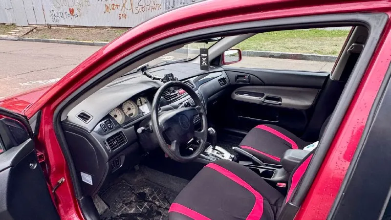 Lancer 2005 ✅цена-379000 (торг) продаётся mitsubishi lancer 2005 г. в., автомат, двигатель 1.6. хорошее состояние, кондиционер, 4 стеклоподъёмника, центральный замок. стоит зимняя шипованная резина. красивый красный цвет. по ходовой нареканий нет, двигатель работает спокойно и тихо, коробка не пинает. установлена магнитола с bluetooth, usb и aux. стоит новый аккумулятор. прошу не забывать что машине 20 лет. ✅цена-379000 (торг) +79494153100 - фотография - 8