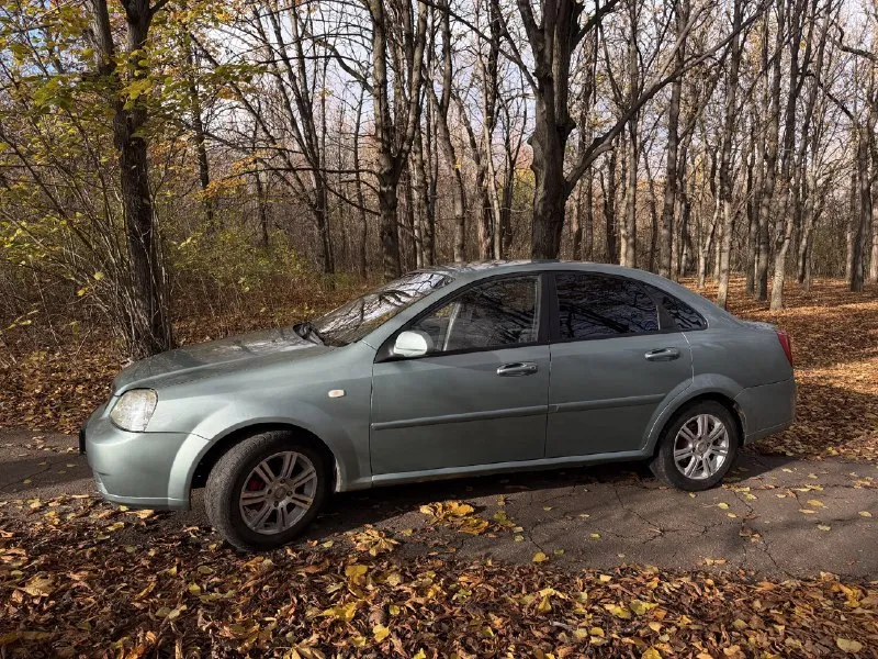 Продам chevrolet лачетти 2005 год выпуска, 202 000 пробег. зимняя резина. двигатель не дымит, машина... - фотография