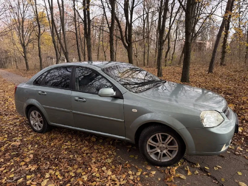 Продам chevrolet лачетти 2005 год выпуска, 202 000 пробег. зимняя резина. двигатель не дымит, машина едет хорошо. 490000р. торг у авто. +79493697104 📞 звоните: +7(949)3697104 - фотография - 4