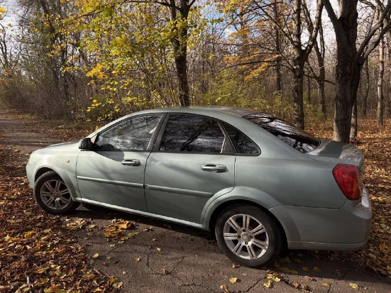 Продам chevrolet лачетти 2005 год выпуска, 202 000 пробег. зимняя резина. двигатель не дымит, машина едет хорошо. 490000р. торг у авто. +79493697104 📞 звоните: +7(949)3697104 - фотография - 6