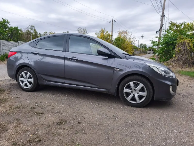 Продам hyundai солярис 2013 года, не бит, не крашен, пробег 200 тысяч, мотор 1,6 механика, стоит зав... - фотография