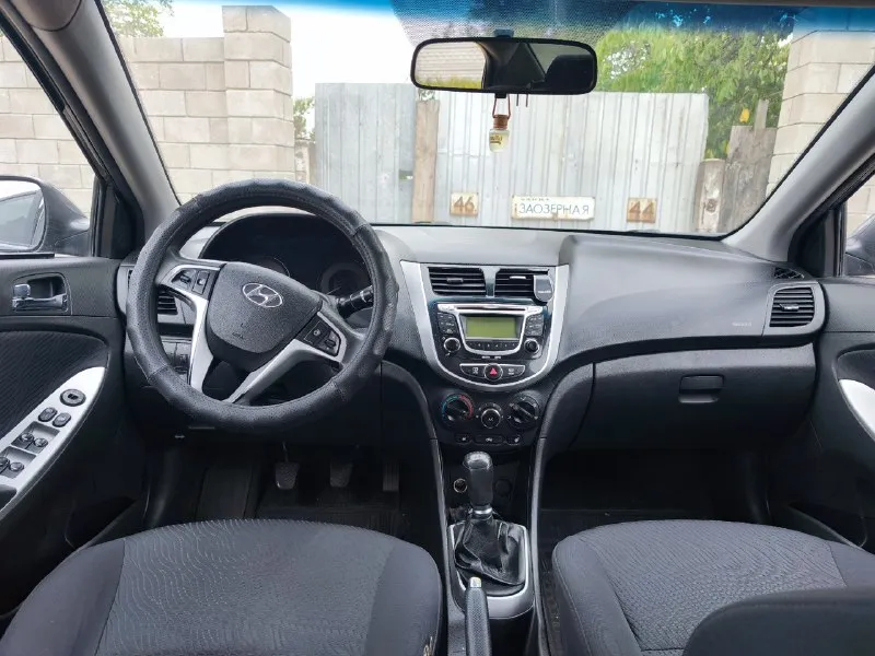 Продам hyundai солярис 2013 года, не бит, не крашен, пробег 200 тысяч, мотор 1,6 механика, стоит заводская линзовая оптика,4 стеклоподъёмника, подогрев сидений, зеркал, лобового и заднего стекла( стекла все родные), 2 комплекта резины и т. д. цена 850 000 +7949 381 64 11 📞 звоните: +7(949)3816411 - фотография - 2