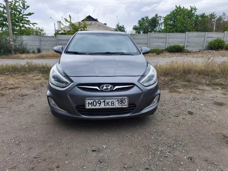 Продам hyundai солярис 2013 года, не бит, не крашен, пробег 200 тысяч, мотор 1,6 механика, стоит заводская линзовая оптика,4 стеклоподъёмника, подогрев сидений, зеркал, лобового и заднего стекла( стекла все родные), 2 комплекта резины и т. д. цена 850 000 +7949 381 64 11 📞 звоните: +7(949)3816411 - фотография - 4