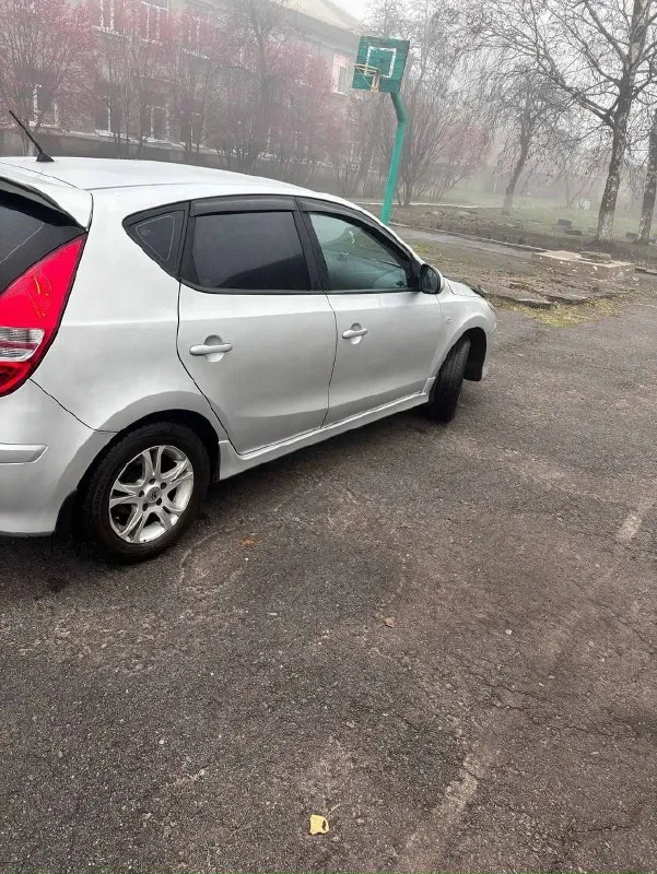 Продам автомобиль! марка: hyundai модель: i 30 двигатель: 1,4 год выпуска: 2011 пробег: 92, 000 км (родной) цвет: серебристый по птс 1 владелец описание: продаю свой надежный автомобиль. автомобиль полностью обслужен. имеются 2 комплекта резины и новый аккумулятор. комплектация включает: мультимедиа систему, камеру заднего вида, круиз и климат контроль, подогрев передних сидений и электрозеркал, 4 электроподъемника, авс, есп. цена: 700 000 телефон для связи: +7 (949) 33-16-883 автомобиль влажений не требует. автомобиль находится в горловке. 📞 звоните: +7(949)3316883 - фотография - 1
