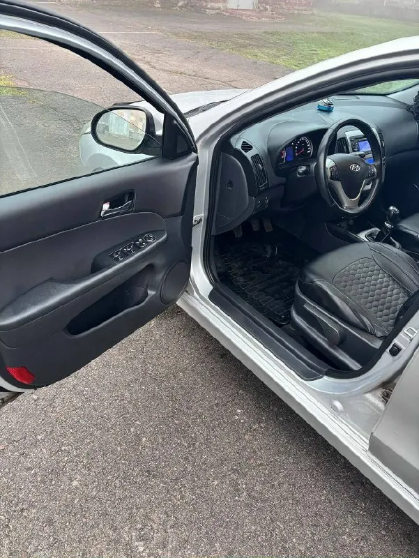 Продам автомобиль! марка: hyundai модель: i 30 двигатель: 1,4 год выпуска: 2011 пробег: 92, 000 км (родной) цвет: серебристый по птс 1 владелец описание: продаю свой надежный автомобиль. автомобиль полностью обслужен. имеются 2 комплекта резины и новый аккумулятор. комплектация включает: мультимедиа систему, камеру заднего вида, круиз и климат контроль, подогрев передних сидений и электрозеркал, 4 электроподъемника, авс, есп. цена: 700 000 телефон для связи: +7 (949) 33-16-883 автомобиль влажений не требует. автомобиль находится в горловке. 📞 звоните: +7(949)3316883 - фотография - 2